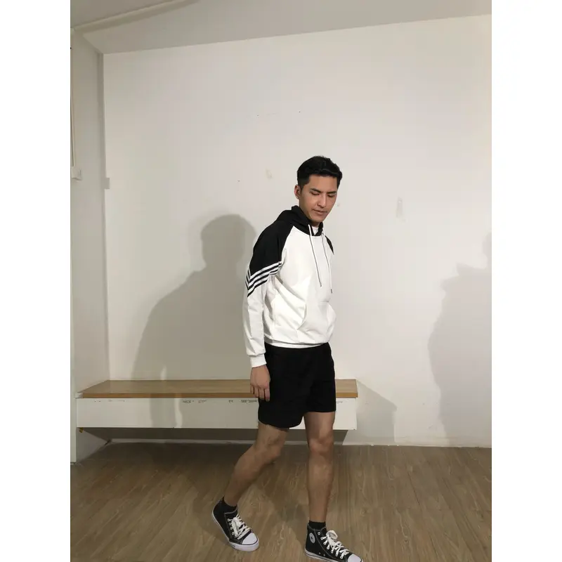 BD-MO-124 Custom-made hooded knitted sweaters, models try on black and white contrast colors, soft and comfortable. Hooded knitted sweaters specialty store