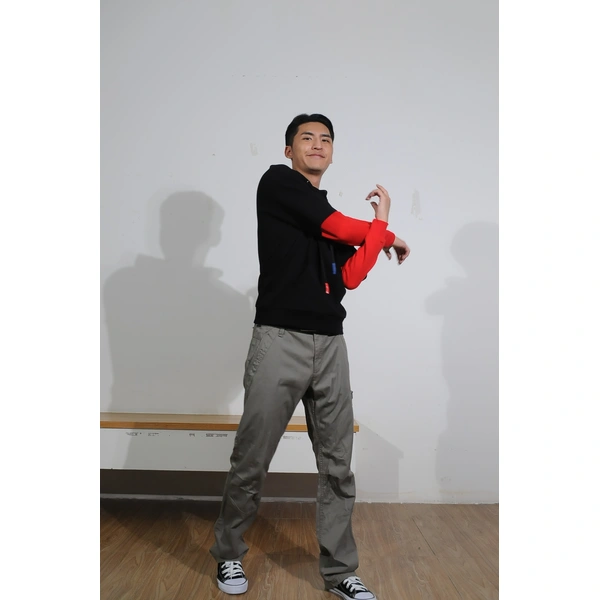 BD-MO-131 Custom-made knitted sweater with hood, model display, design red and black contrast color, fake two-piece hooded sweater, manufacturer of knitted sweater with hood