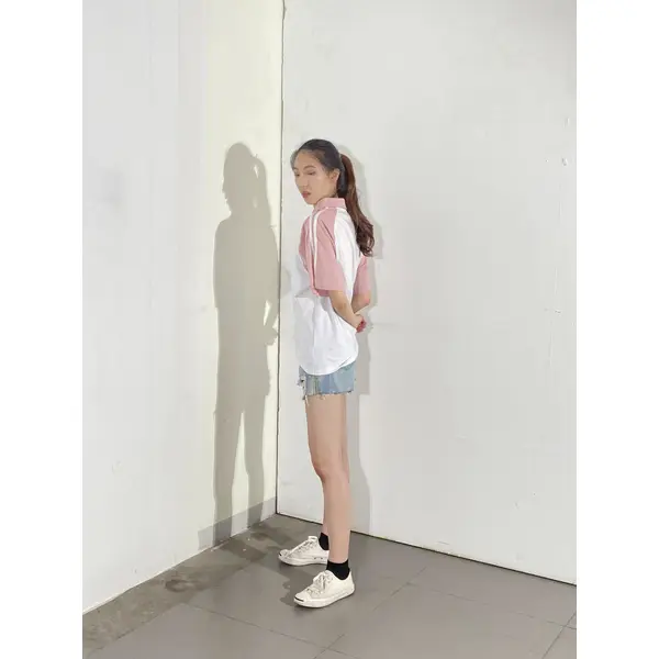 bd-mo-002 定制白色和粉色短袖 polo 衫，設計立領 polo 衫，現場表演 polo 衫供應商 