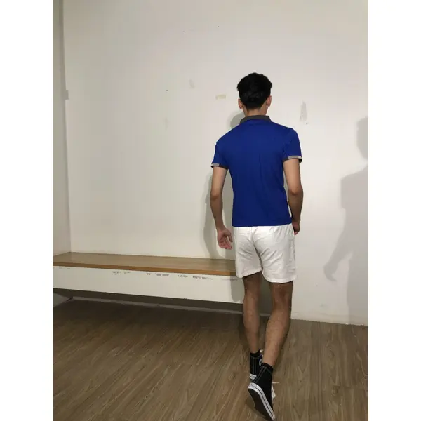 bd-mo-006 camisas polo masculinas de mangas curtas feitas sob medida fornecem camisas polo em cores básicas, preto e branco de aro cinza, modelos de exibição de realidade experimentam camisas polo no centro 