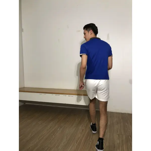 bd-mo-006 camisas polo masculinas de mangas curtas feitas sob medida fornecem camisas polo em cores básicas, preto e branco de aro cinza, modelos de exibição de realidade experimentam camisas polo no centro 