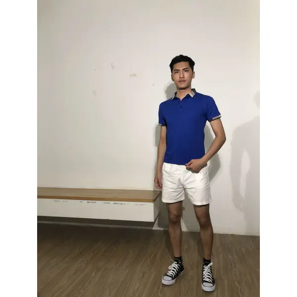 bd-mo-006 camisas polo masculinas de mangas curtas feitas sob medida fornecem camisas polo em cores básicas, preto e branco de aro cinza, modelos de exibição de realidade experimentam camisas polo no centro 