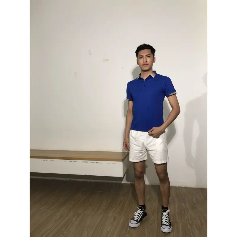 bd-mo-006 camisas polo masculinas de mangas curtas feitas sob medida fornecem camisas polo em cores básicas, preto e branco de aro cinza, modelos de exibição de realidade experimentam camisas polo no centro 