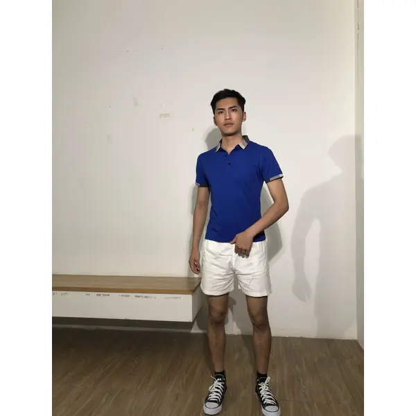 bd-mo-006 camisas polo masculinas de mangas curtas feitas sob medida fornecem camisas polo em cores básicas, preto e branco de aro cinza, modelos de exibição de realidade experimentam camisas polo no centro 