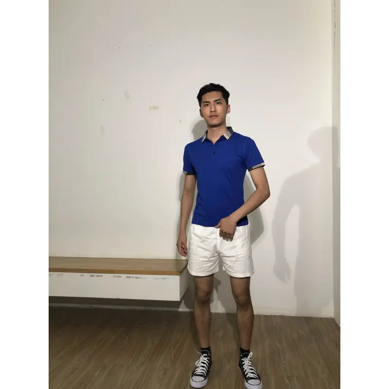 bd-mo-006 camisas polo masculinas de mangas curtas feitas sob medida fornecem camisas polo em cores básicas, preto e branco de aro cinza, modelos de exibição de realidade experimentam camisas polo no centro 