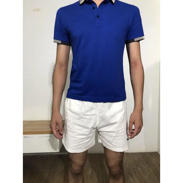 bd-mo-006 camisas polo masculinas de mangas curtas feitas sob medida fornecem camisas polo em cores básicas, preto e branco de aro cinza, modelos de exibição de realidade experimentam camisas polo no centro 