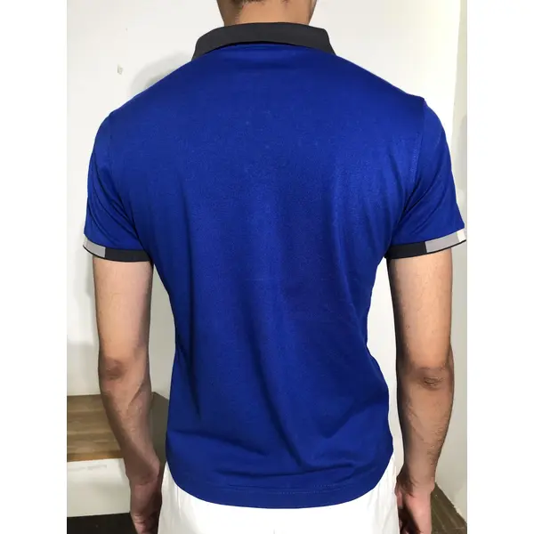 bd-mo-006 camisas polo masculinas de mangas curtas feitas sob medida fornecem camisas polo em cores básicas, preto e branco de aro cinza, modelos de exibição de realidade experimentam camisas polo no centro 