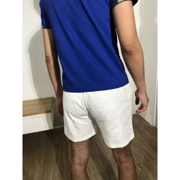 bd-mo-006 camisas polo masculinas de mangas curtas feitas sob medida fornecem camisas polo em cores básicas, preto e branco de aro cinza, modelos de exibição de realidade experimentam camisas polo no centro 