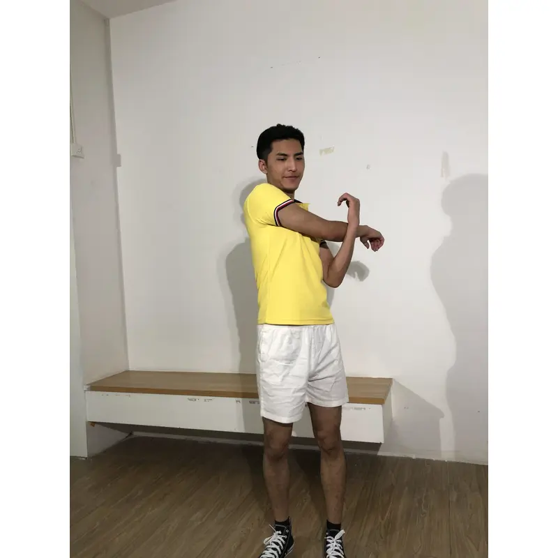 bd-mo-008 camisa polo masculina de mangas curtas feita sob medida, camisa polo design amarela e preta e branca com borda vermelha, fornecedor de camisa polo para show ao vivo 