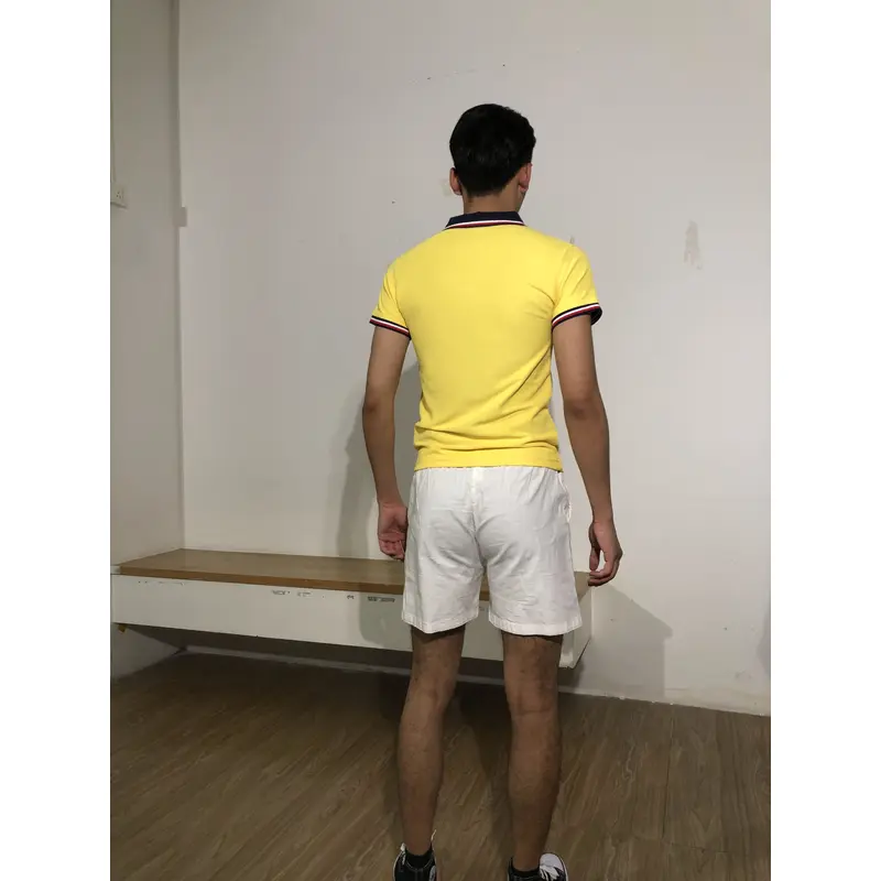 bd-mo-008 camisa polo masculina de mangas curtas feita sob medida, camisa polo design amarela e preta e branca com borda vermelha, fornecedor de camisa polo para show ao vivo 