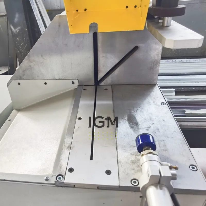 Precio de la máquina cortadora de UPV de inglete doble completamente automática CNC