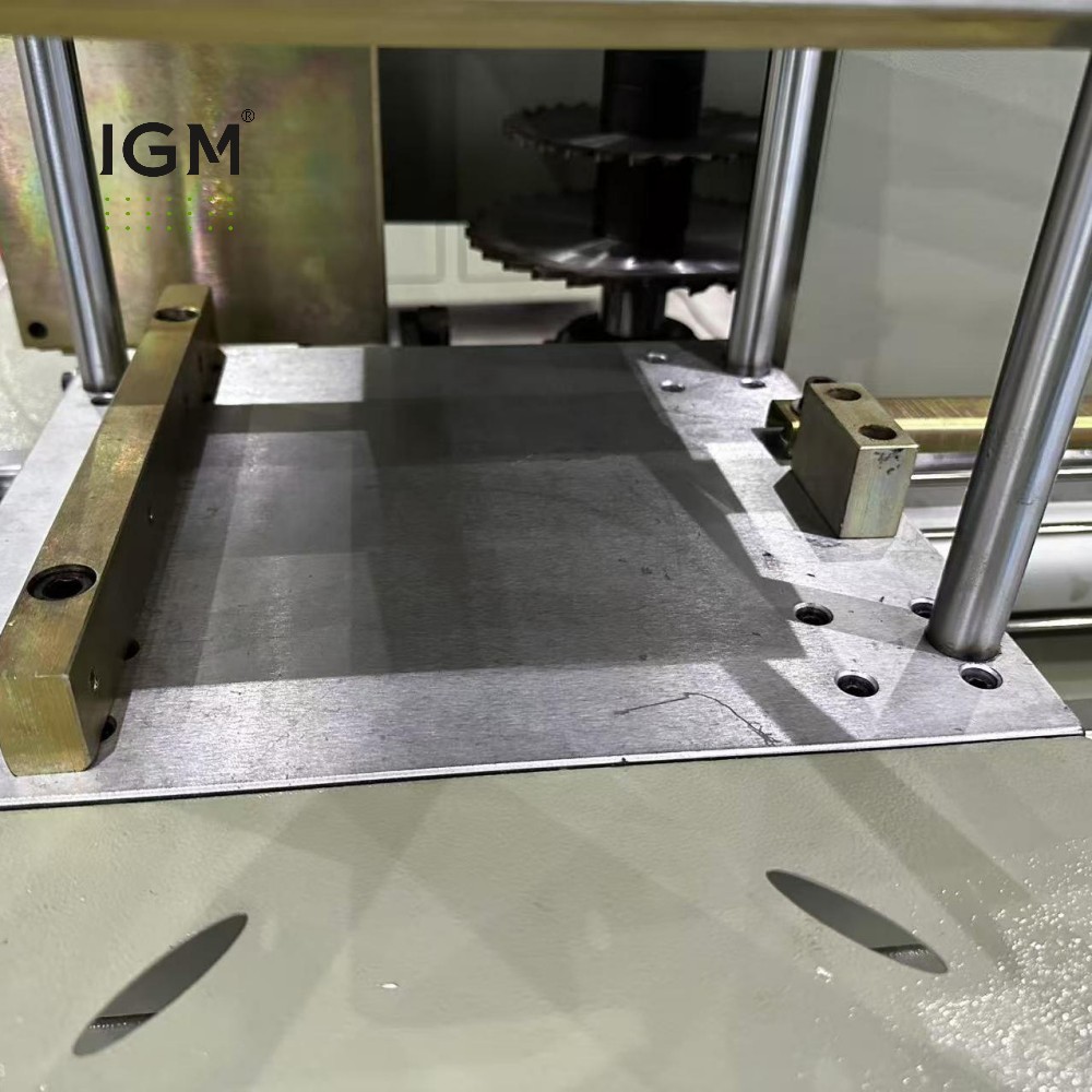 Banco de trabajo de máquina para puertas y ventanas de aluminio