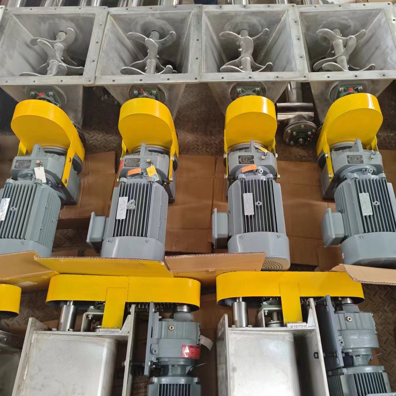 Customized screw conveyors with mixers