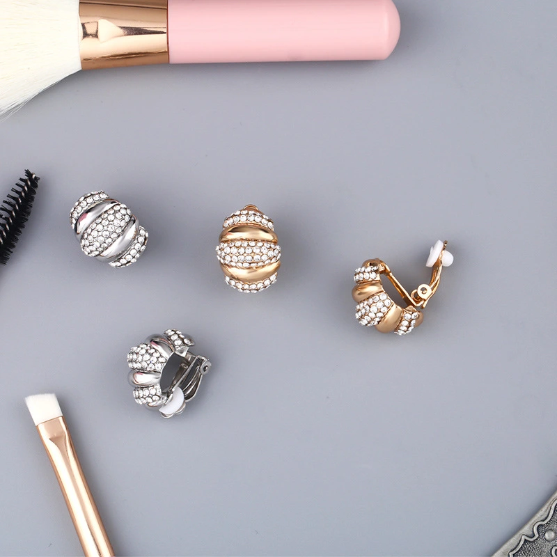 Creative new alloy earrings European and American simple new electroplating color-preserving ear clips retro diamond earrings erq61