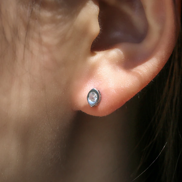   Japanese and Korean minimalist girls' personality all-match zircon spindle earrings real gold color-preserving daily clothing accessories