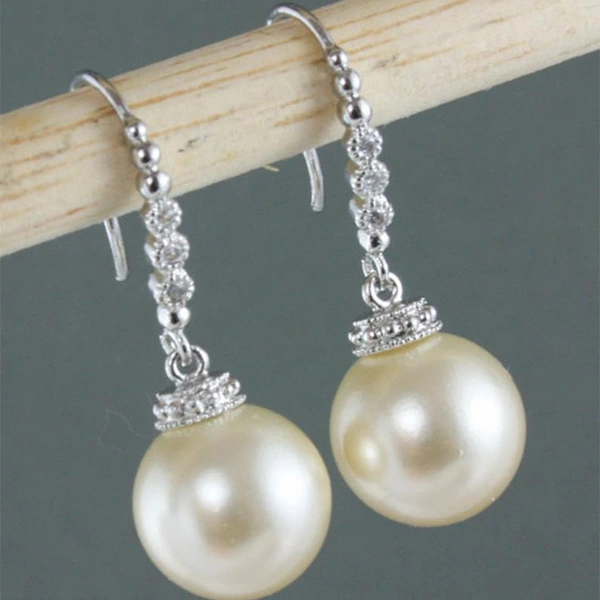 Ear jewelry Korean temperament Internet celebrity street shooting new recommended imitation pearl earrings for women simple and versatile earrings