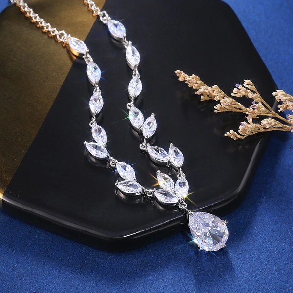 Live streaming source of fashionable women's zircon earrings and necklaces, high-quality jewelry for delivery