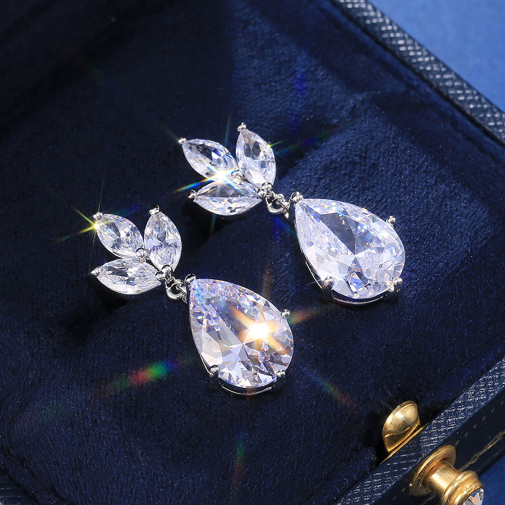 Live streaming source of fashionable women's zircon earrings and necklaces, high-quality jewelry for delivery