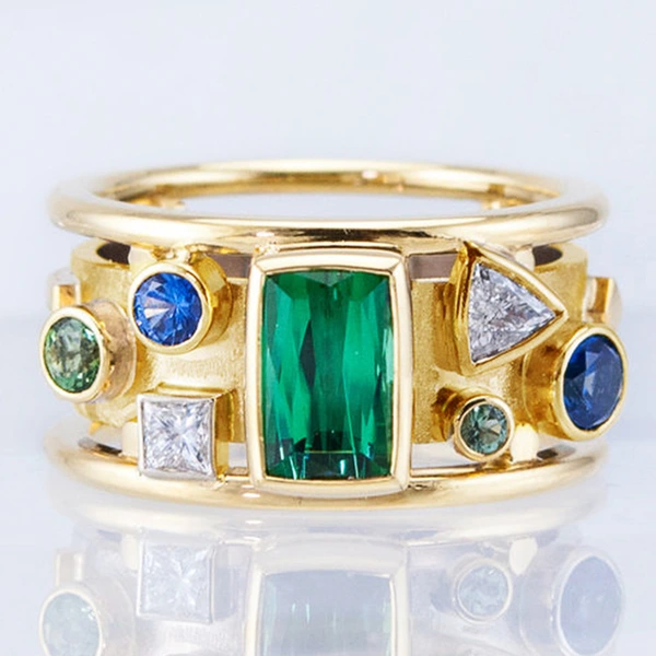 Creative new hot selling retro geometric pattern ring female gold inlaid green zircon ring accessories