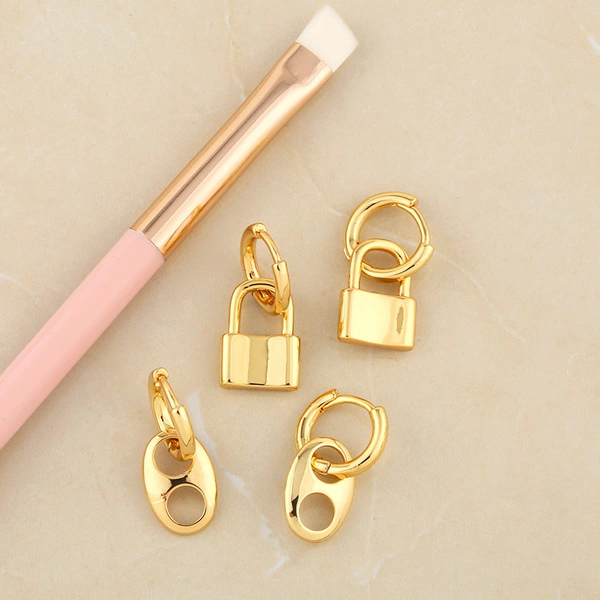 Clearance European and American new jewelry geometric popular personality earrings women's small lock-shaped smooth earrings erv22