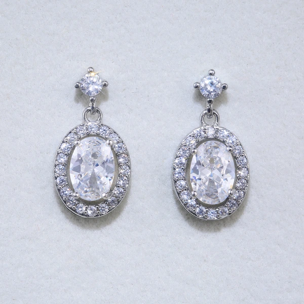    New style atmospheric versatile oval zircon copper earrings European and American temperament earrings wholesale