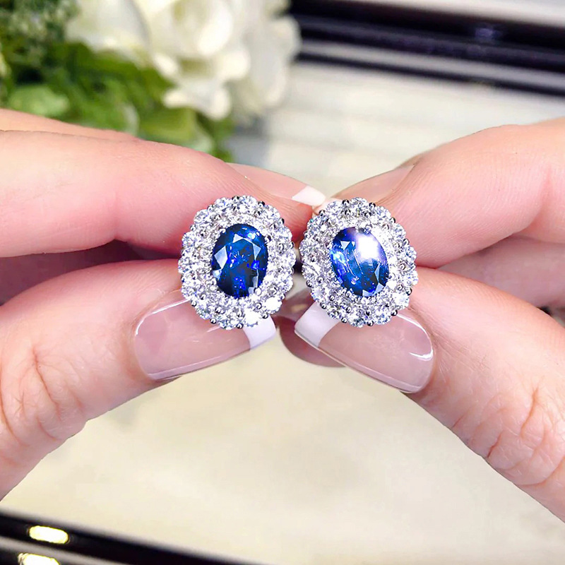 New hot selling retro earrings European and American royal classic temperament oval earrings queen princess earrings