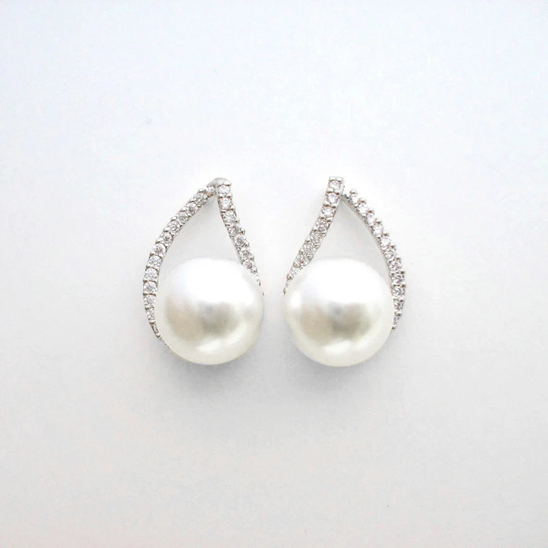  High-end V-shaped earrings with imitation pearl design, exquisite earrings, high-end and elegant popular simple earrings