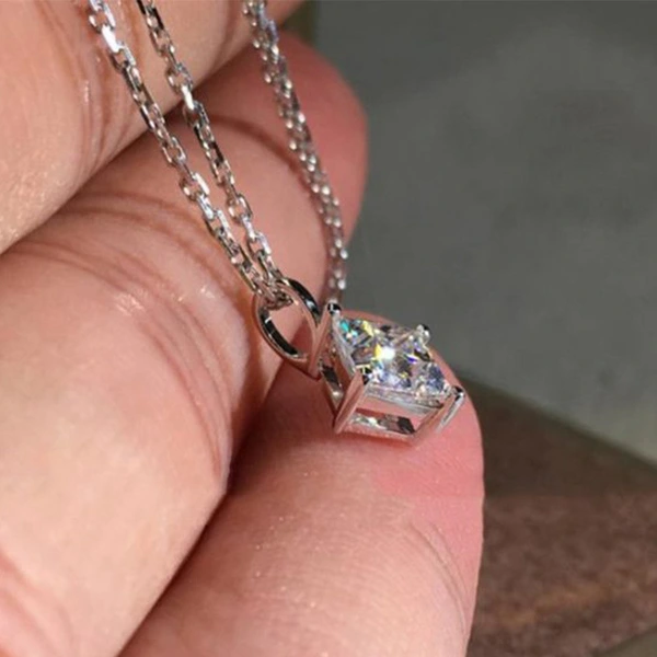 New European and American jewelry super shiny four-claw diamond zircon necklace fashionable single diamond pendant clavicle chain for women