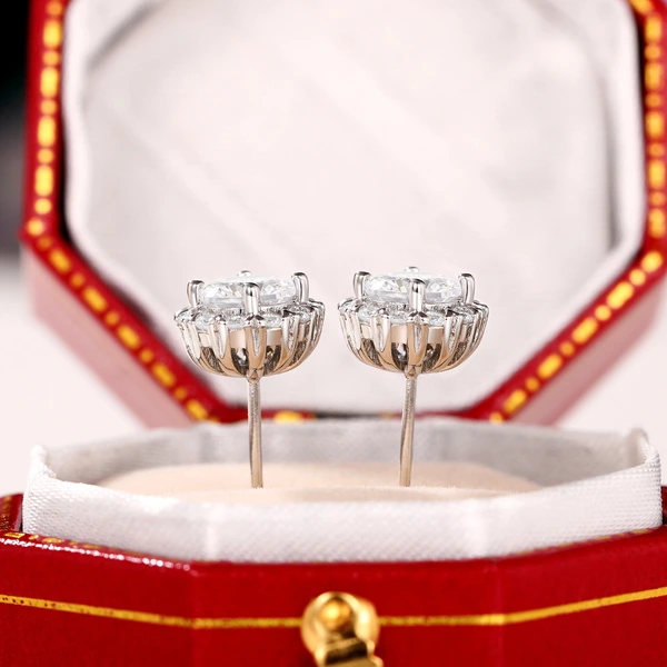 Simulated diamond snowflake earrings for women classic four-claw light luxury women's earrings versatile live zircon earrings