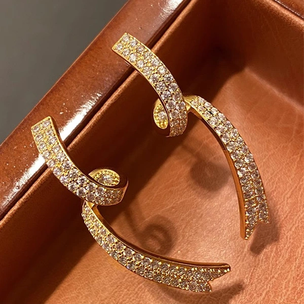  European and American gold-plated personalized earrings for women, geometric lines, ribbon accessories, fashionable and light luxury popular jewelry