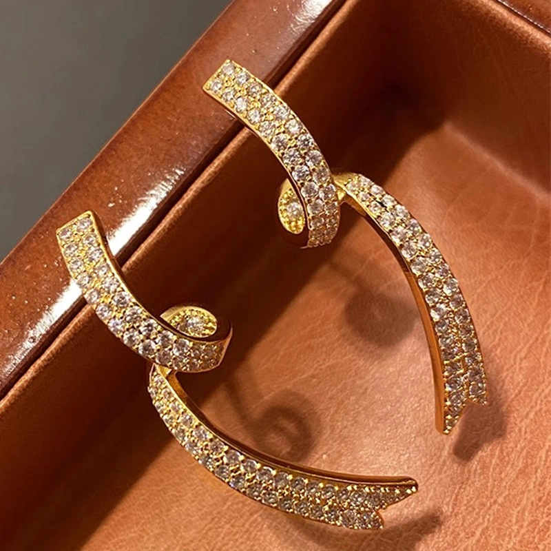  European and American gold-plated personalized earrings for women, geometric lines, ribbon accessories, fashionable and light luxury popular jewelry