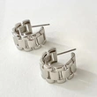 Metallic strap earrings, niche design, high-end temperament, fashionable earrings, personality, cool style earrings