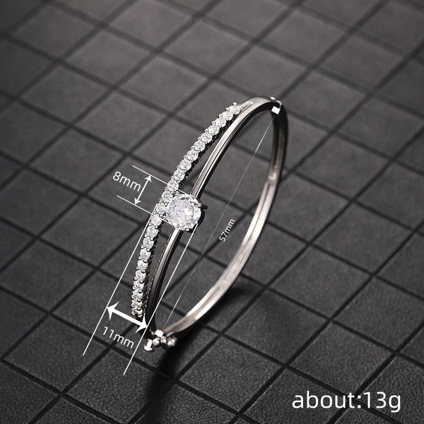 New design bracelet for women, elegant lady, fashionable geometric jewelry, light luxury style, shiny jewelry