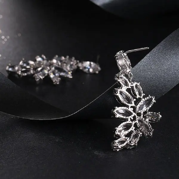 High-end fashion evening zircon leaf tassel earrings temperament versatile retro leaf-shaped earrings for women