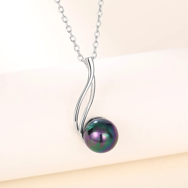   Hot selling colorful imitation pearl necklace French retro temperament pendant simple fashion light luxury necklace