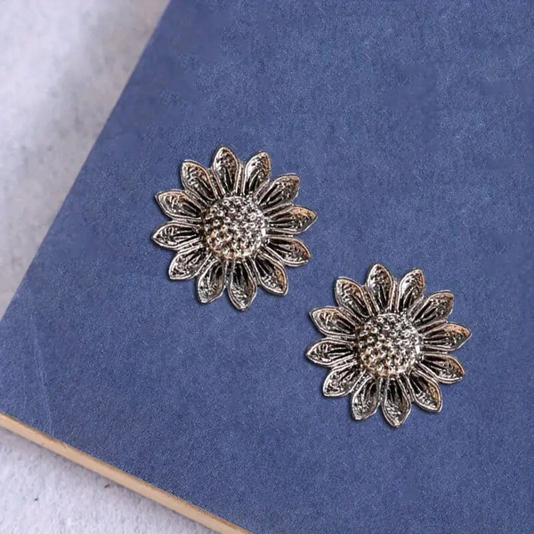    New European and American daisy earrings, metal feel, old sunflower earrings, factory direct sales