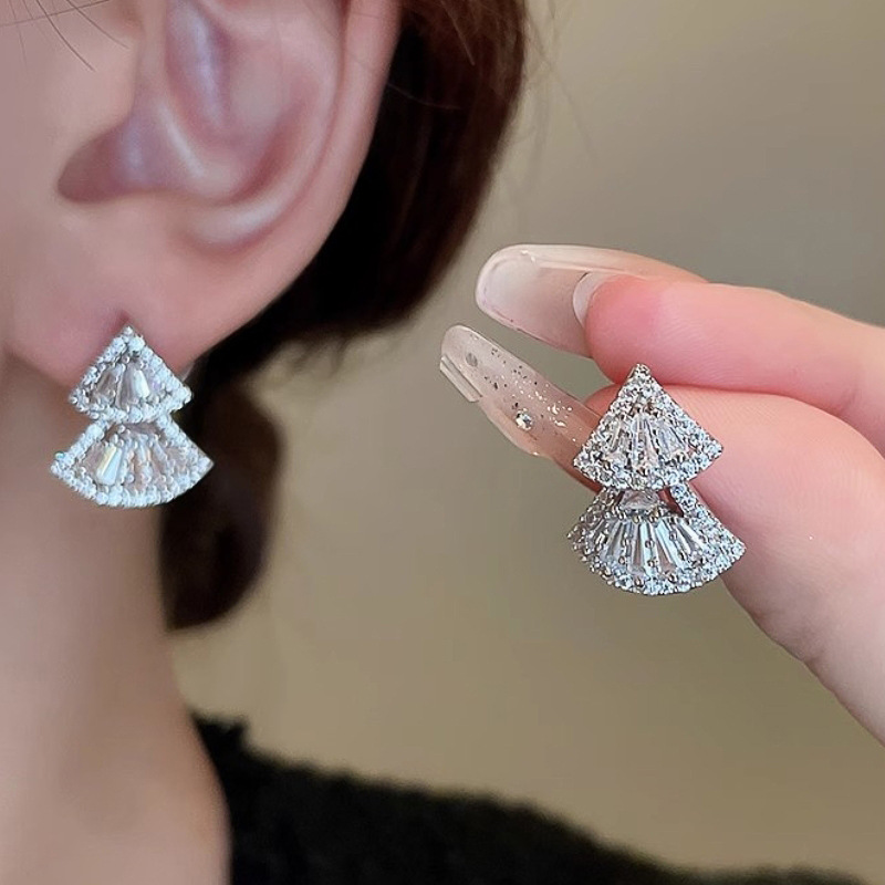  Korean exquisite sparkling earrings for women with movable triangular geometric design, fashionable niche style jewelry
