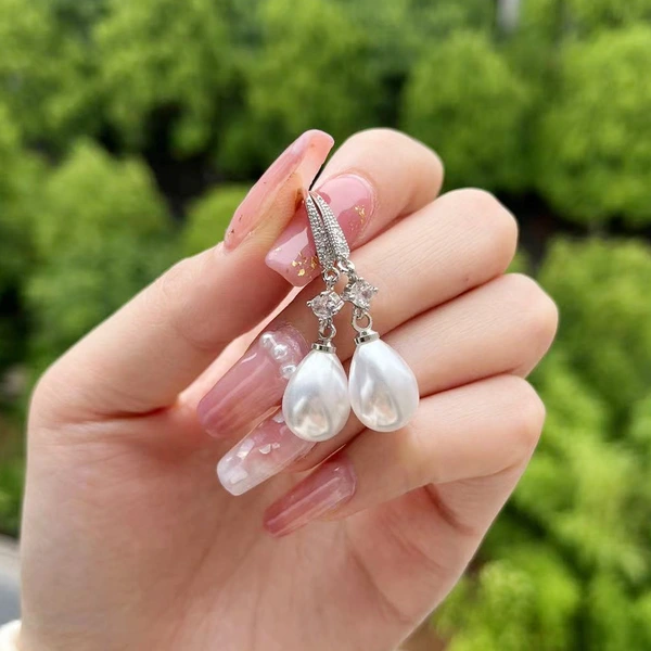 Baroque teardrop-shaped imitation pearl earrings for women, versatile and elegant, diamond-studded, festive wedding bridal earrings