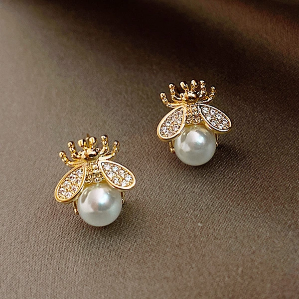 Simple and compact Korean earrings for women, niche design, bee imitation pearl earrings, 2022 spring new style