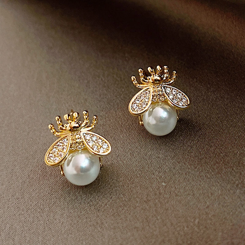 Simple and compact Korean earrings for women, niche design, bee imitation pearl earrings, 2022 spring new style