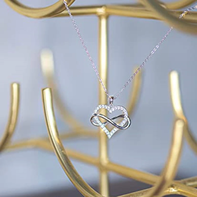 New Japanese and Korean clavicle chain fashion simple commuter Valentine's Day gift love zircon pendant necklace female