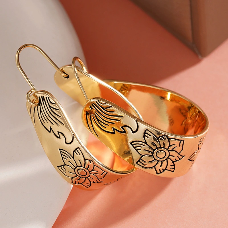 Metal texture carved earrings for women, new Chinese style exquisite jewelry, retro and fashionable floral accessories