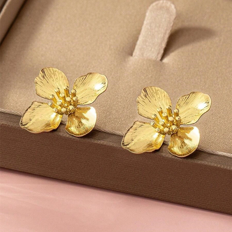 Popular electroplated flower earrings for women, French style, fashionable earrings, heavy-duty internet celebrity style jewelry