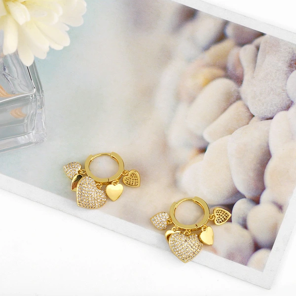 Korean version of the new love earrings cute girls earrings short heart-shaped earrings simple and fashionable ear jewelry erw59