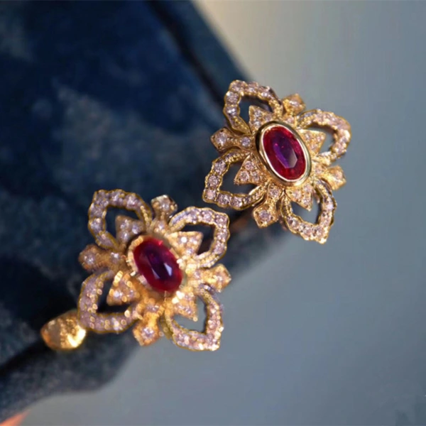 Italian four-leaf clover earrings for women, retro high-end imitation diamond flower-shaped earrings, European and American court style