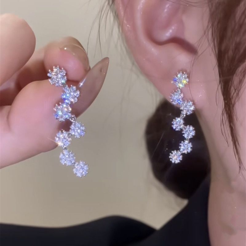 Fully inlaid with flowers and snowflakes, exquisite long earrings with elegant leaf shape and galaxy earrings, clearance sale