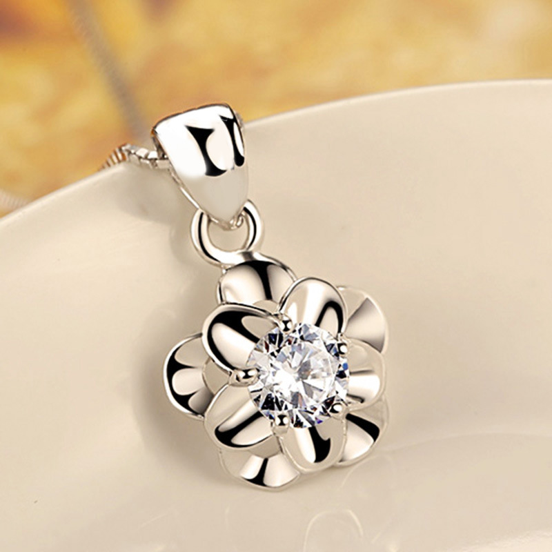 Korean flower-shaped pendant for women, Japanese and Korean simple student forest flower clavicle necklace