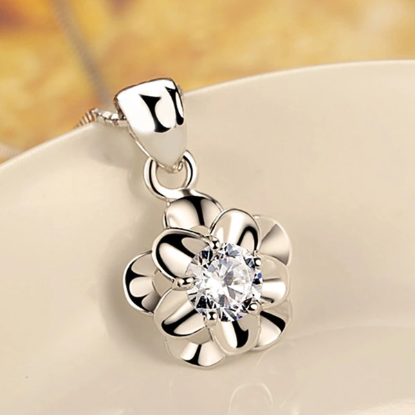 Korean flower-shaped pendant for women, Japanese and Korean simple student forest flower clavicle necklace