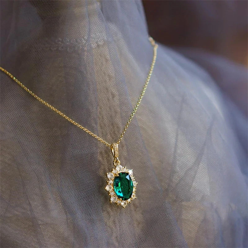  Korean version of the niche design inlaid zircon inlaid necklace temperament simple geometric pendant female light luxury necklace