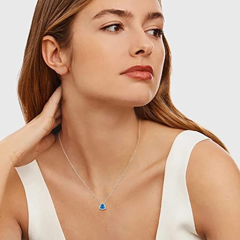  New product live broadcast simulation temperament pendant heart of the ocean triangular necklace beating heart retro necklace